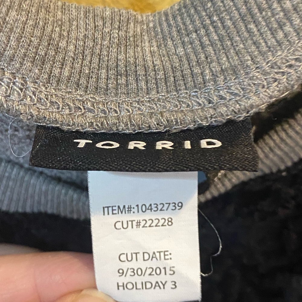 Torrid Gray Sweatshirt Black Lace Front Raw Hem/Cuff Size 2 or 2X or 18/20 - Picture 8 of 10